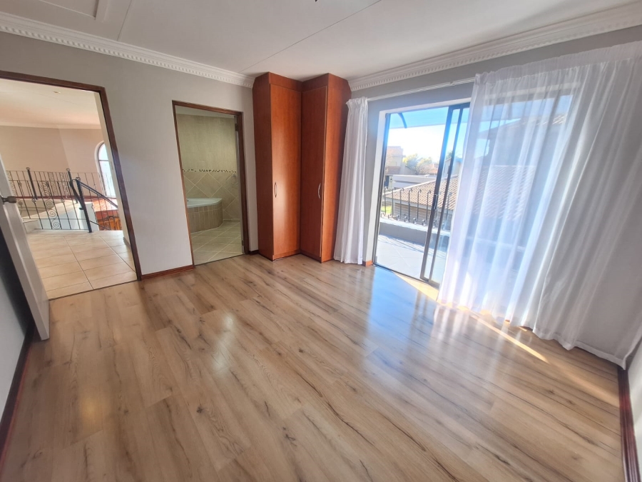 5 Bedroom Property for Sale in Roylglen Gardens Northern Cape